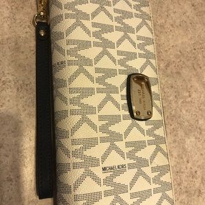 Micheal Kors continental wristlet wallet